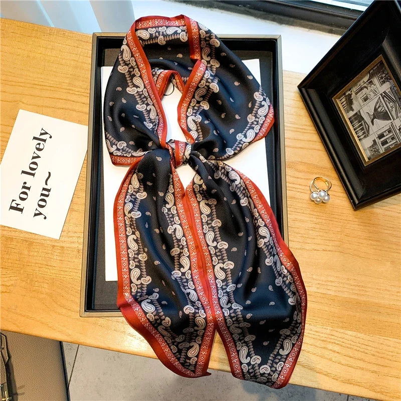 lenco-de-pescoco-feminino-paisley-preto-c/-bordas-vermelhas